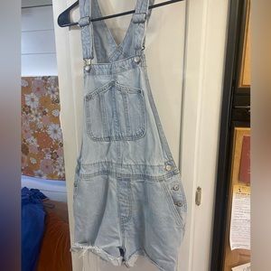 Comfortable, fun, flattering light denim overalls from Old Navy!